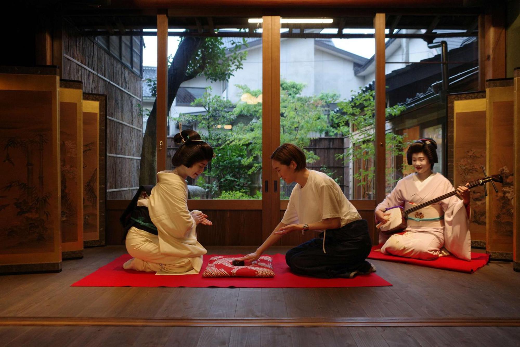 Hyatt Centric Kanazawa Exteriér fotografie A scene from a traditional Japanese shamisen performance